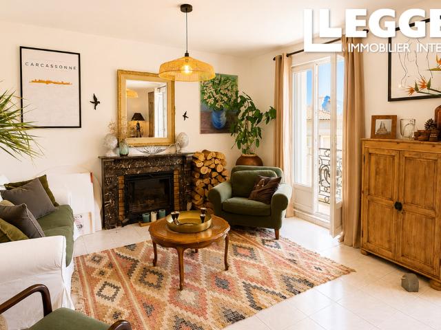 Charmante maison de caractère avec terrasse et garage au cœur d’un village prisé, à proximité de Bézi