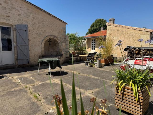 Charmante maison de caractère en pierres de 220m2 Blaye ce. 220m² Blaye