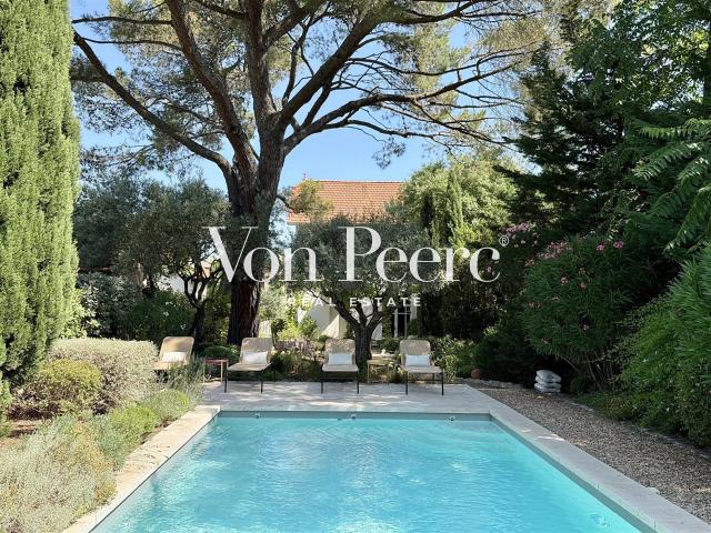 Charmante maison de caractère rénovée avec jardin et piscine. m² Saint Rémy de Provence
