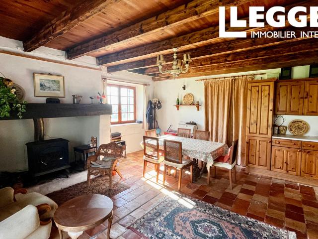 Charmante maison de ferme en pierre avec grange rénovée dans un endroit paisible et avec une vue magnifique