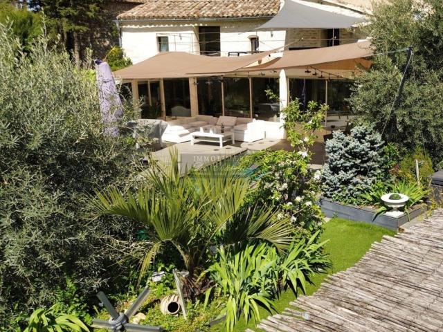 Charmante Maison de Hameau composée de trois chambres avec u. 113m² Gordes