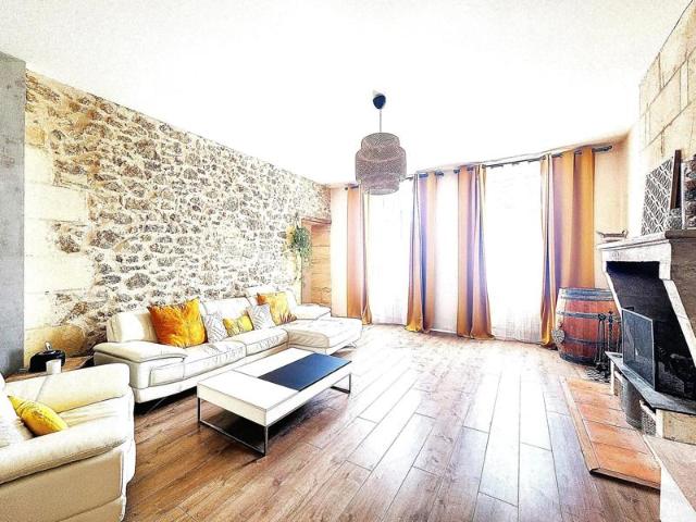 Calme, grande maison de 215m², garages.