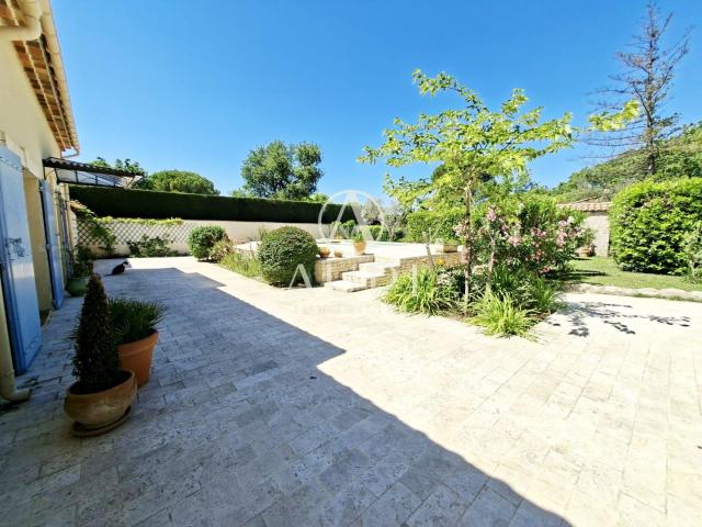 Charmante maison de plain pied avec jardin et piscine proche. 130m² Paradou