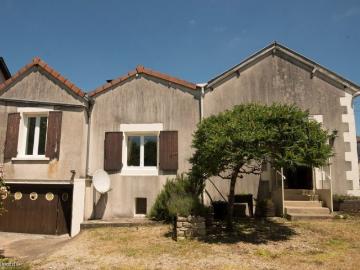 Charmante Maison de Plain pied & Sous sol à Civray, Avec Jardin et Belle Vue