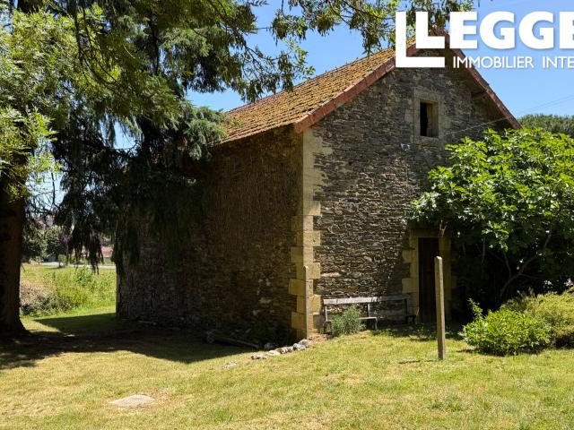 Charmante Maison de village 4 ch. avec tour, Grange ancienne forge & jardin clos et arboré – Périgord Vert