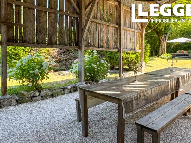 Charmante maison de village à Montcuq avec 5 chambres, 2 salles de bains, et un jardin plat et privatif