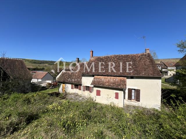 CHARMANTE MAISON DE VILLAGE A RESTAURER