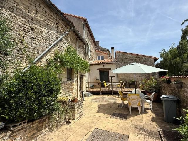 Charmante Maison de Village Avec 5 Chambres à Courcôme 237m² Brettes