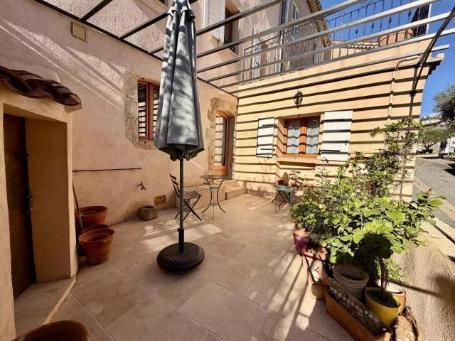 Maison de village rénovée de 142 m² avec terrasses et accès. m² Fayence
