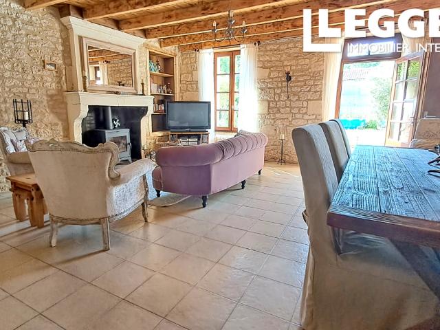 Charmante maison de village avec un grand salon, une cuisine avec coin repas, 3 chambres, 2 salles de bains