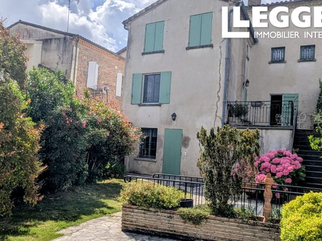 Charmante maison de village avec belle vue, jardin et garage, à pied de tous commerces