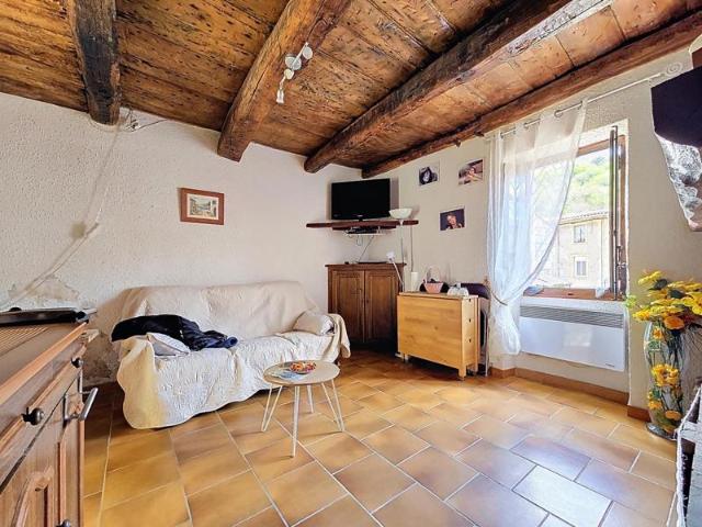 Charmante maison de village avec cheminée au coeur de Saint Étienne Estréchoux – Idéal premier achat ou pied à terre