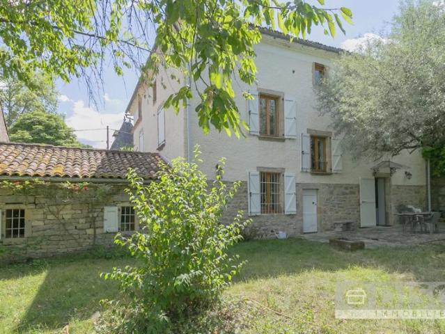 Charmante maison de village avec jardin, grande grange, cour intérieure et chapelle restaurée