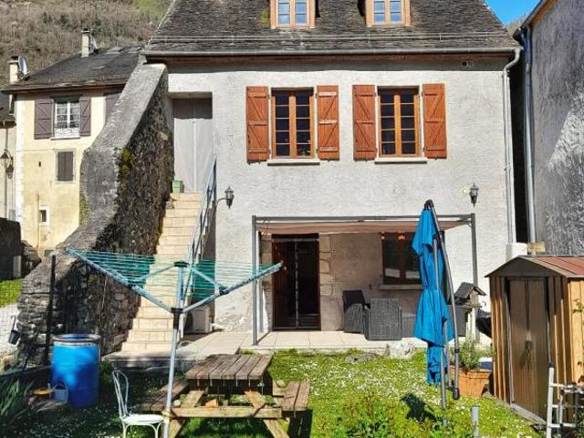 Maison entièrement rénovée avec jardin, alliant cachet et rentabilité locative