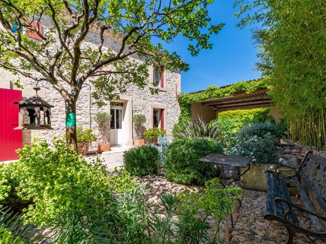Charmante Maison de village avec piscine à débordement.