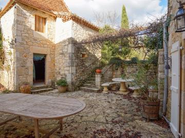 Charmante maison de village en pierre avec 5 chambres, un pi. 179m² Sauzet