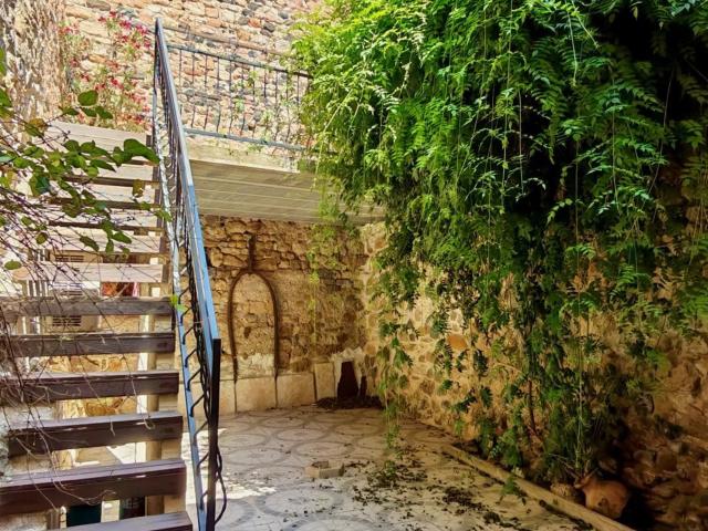 Charmante maison de village en pierre avec cour jardin, terr. 90m² Fontès