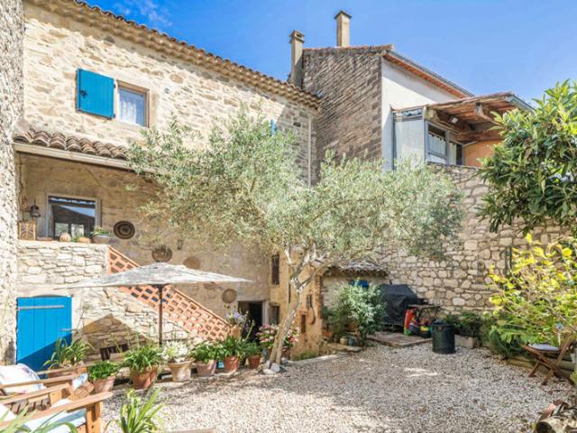 Charmante maison de village en pierre avec cour privée