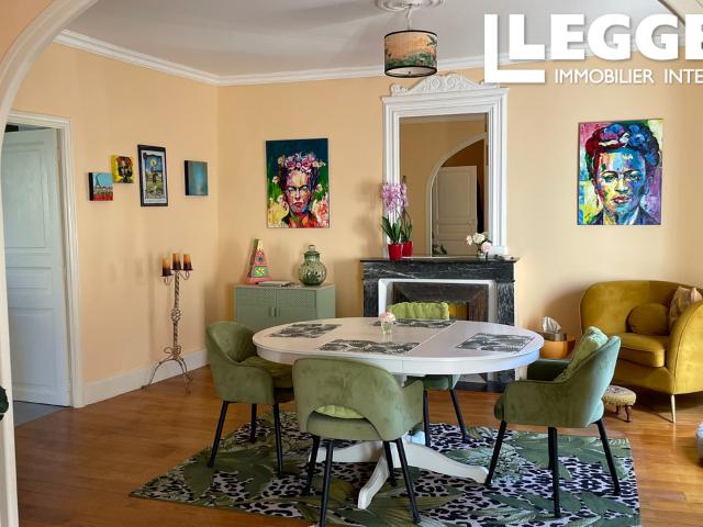Charmante maison de village en pierre avec ascenseur, 3 chambres, garage, jardin cour et terrasse couverte à p