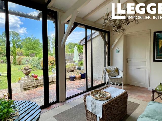 Charmante maison de village en pierre avec jardin fleuri située au cœur d'un village animé avec commerces
