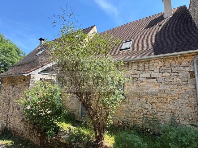 Charmante maison de village en pierre avec terrain arboré de. 132m² Cazals