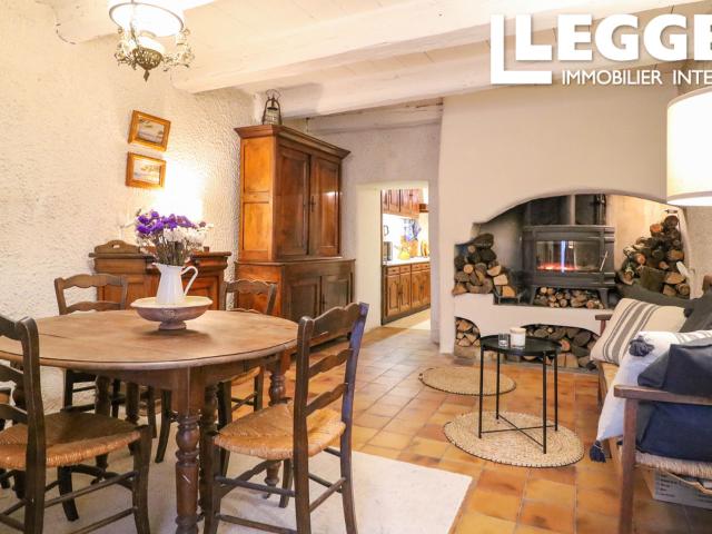 Charmante maison de village en pierre sur 3 niveaux au cœur du village médiéval de Lussan
