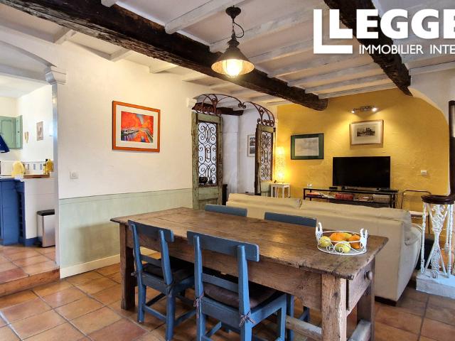 Charmante maison de village en pierre T4, 2 sdb, pleine de caractère, avec un jardin intérieur et 2 terrasses