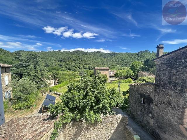 Charmante maison de village en pierre – Vue dégagée