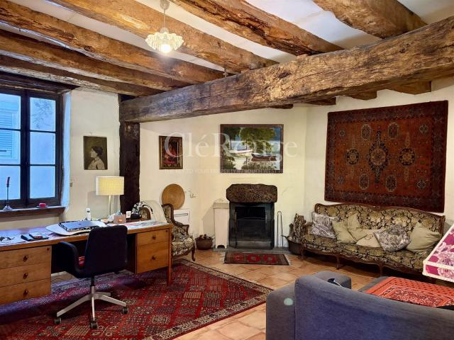Charmante maison de village médiévale avec 3 chambres, riche. 185m² Miramont de Guyenne