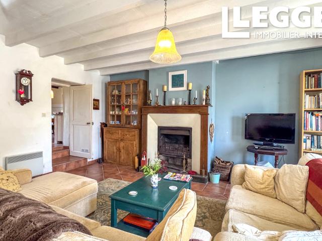 Charmante maison de village mitoyenne, 2 chambres, proche L’Absie – Parfait pied à terre avec cour et jardin