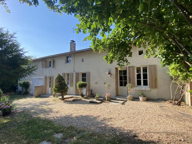 Charmante Maison de Village près de Chalais, Sud Charente 152m² Yviers