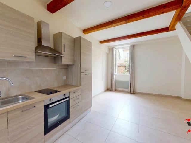 Charmante maison de village rénovée à Servian 129 000 74m² Servian