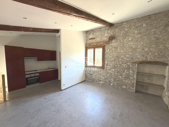 Charmante maison de village rénovée avec vue sur le château. 49m² Cucugnan