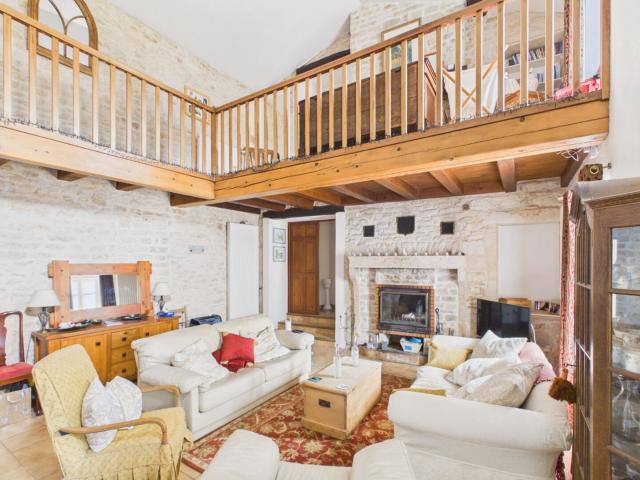 Charmante maison de village rénovée de 4 chambres avec dépen. 136m² Celles sur Belle