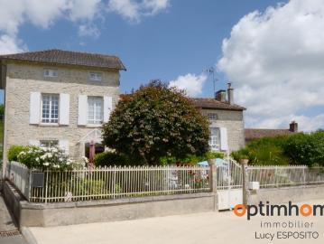 Charmante maison de village rénovée, offrant 5 chambres, des dépendances et un jardin, idéalement située entre Ruffec et Civray