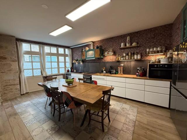Charmante maison de ville, entièrement rénovée avec goût, à. 160m² Salies de Béarn
