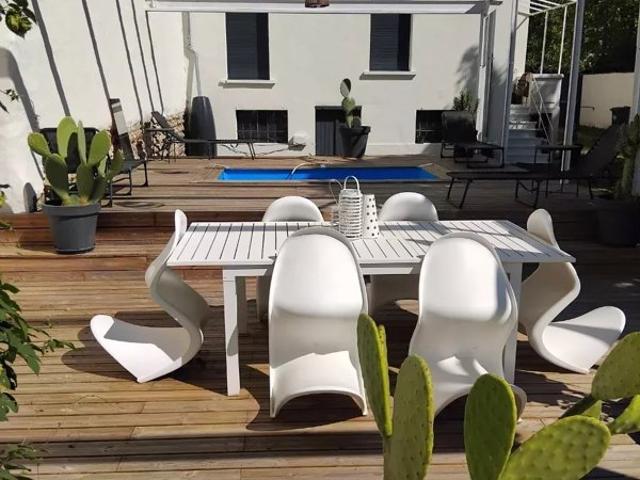 Charmante maison de ville T7 rénovée avec extérieur soigné à Beaurepaire