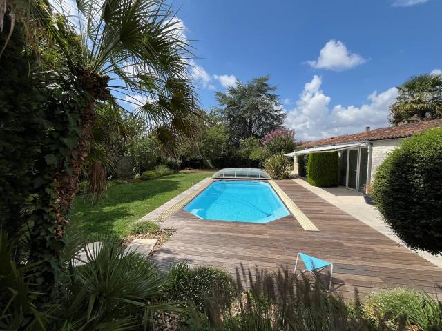 Charmante Maison de ville/ 10 Pièces/ 281 m2/ 6 chambres/ 1. 281m² Saintes