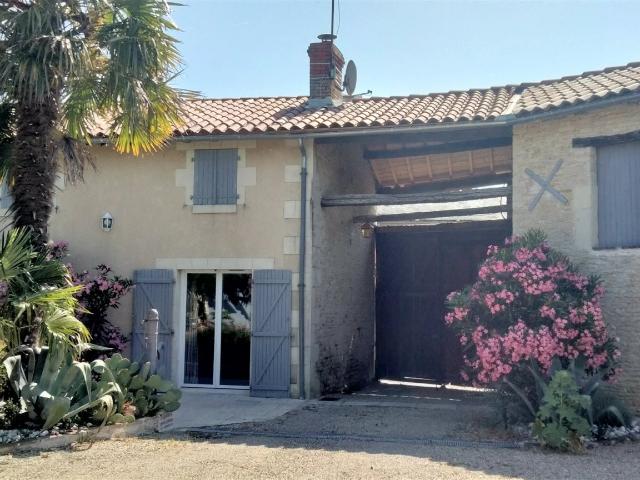 Charmante maison de 169 m² à Angliers avec jardin fleuri 169m² Angliers