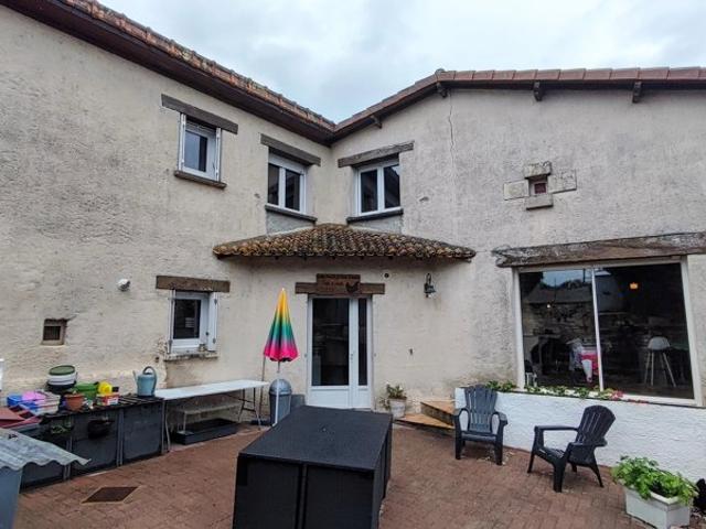 Charmante maison de 2 chambres à Chalais de 137 m²