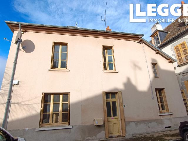 Charmante maison de 2 appartements séparés dont 1 actuellement loué, cour, dans une jolie ville Creusoise