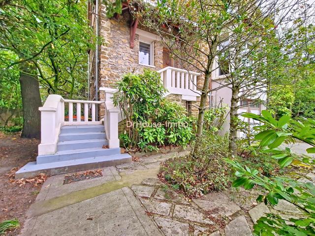 Au cœur de Villemomble Seine Saint Denis 93250 Ile de France, découvrez cette charmante maison en meulière à vendre avec 4 chambres jardin et terrasse plein sud sous sol total