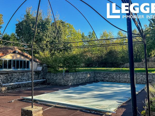 Charmante maison en pierre. 5 chambres. Piscine chauffée. Jardin clos. Garage. Vie de plain pied possible