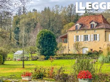 Charmante maison en pierre, 1 ha de terrain — intimité, belles vues et situation près d’un village protégé