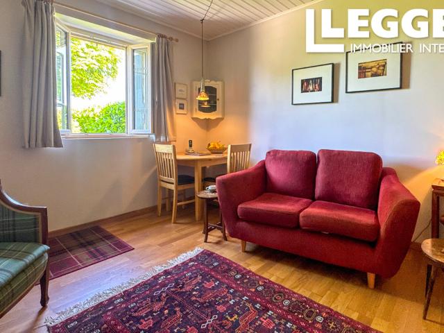 SOUS OFFRE: Charmante maison en pierre, 2 chambres avec jardin paysager, potager et arbres fruitiers