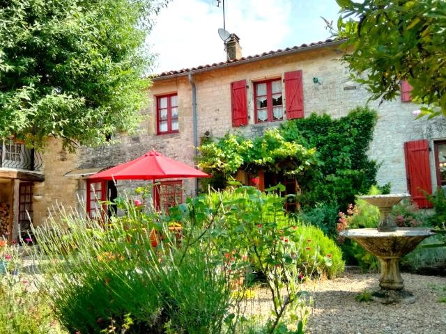 Charmante Maison en Pierre, 3 Chambres, Jardin Méditerranéen. 155m² Salles de Villefagnan