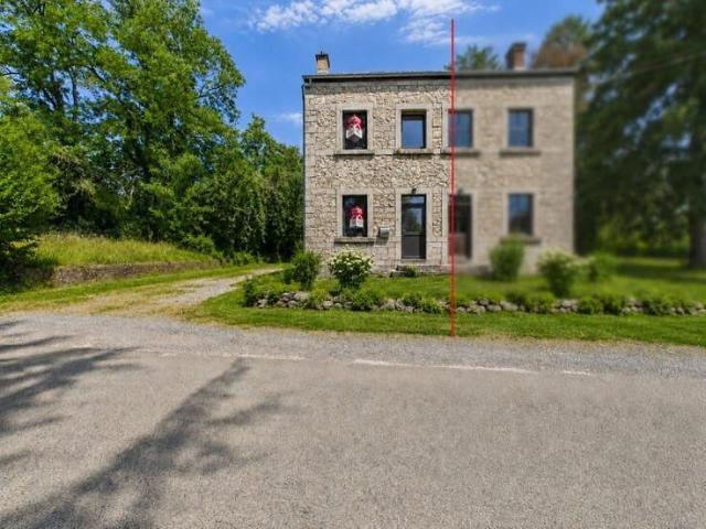 Charmante maison en pierre 3 façades avec jardin