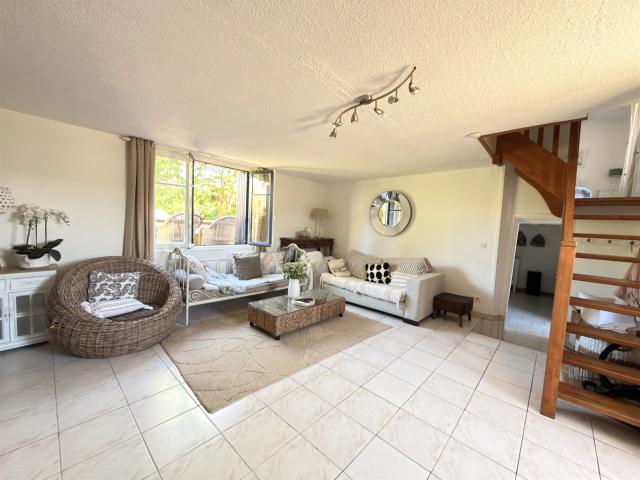 Charmante maison en pierre au cœur du village avec jardin et. 93m² Villefagnan