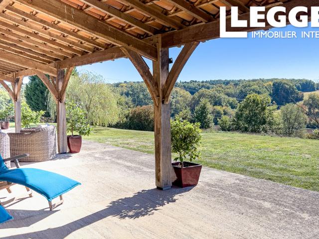 Charmante maison en pierre au calme, avec vaste terrasse, piscine, gîte et vue imprenable sur la campagne