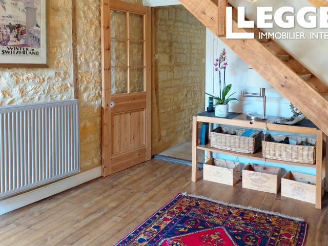 Charmante maison en pierre avec cour jardin, garage et granges